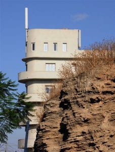 בניין בסגנון הבאוהאוס בתל אביב עם פינה מעוגלת ומרפסות
