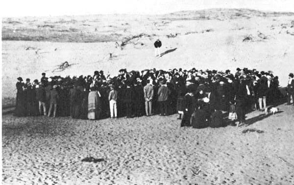 צילום היסטורי מ-1909, קהל מתכנס על גבעת החולות בהגרלת הצדפים
