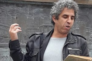 צפריר קורסיה מדריך, מחזיק ספר ומסביר